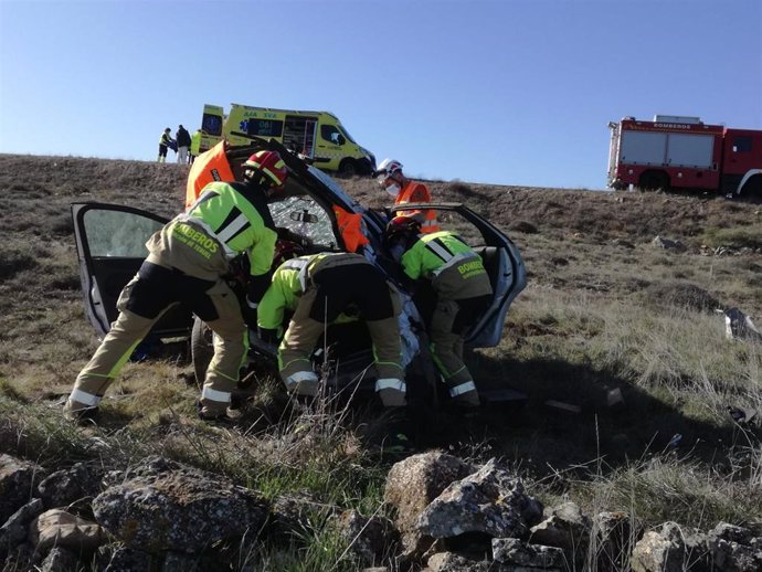 Bomberos de la DPT extraen a una persona atrapada en su vehículo tras sufrir un accidente entre Bello y Odón.