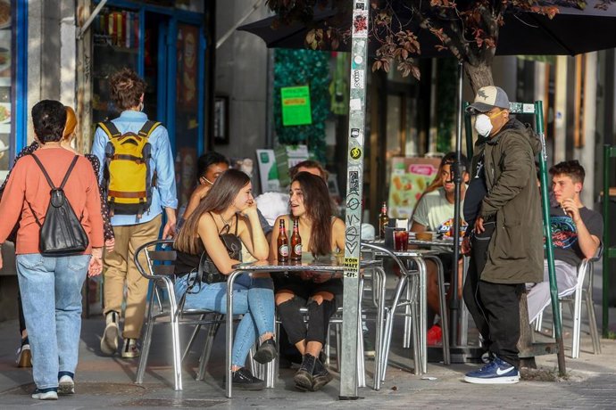 Archivo - Varias personas, en la terraza de un bar en una imagen de archivo