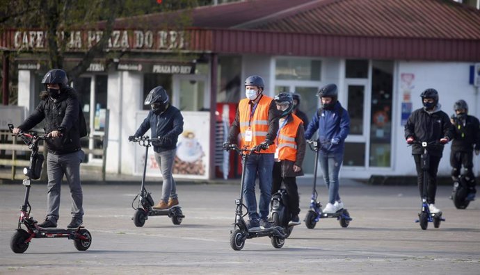 Archivo - Manifestantes, con sus patinetes, contra la resolución de vehículos de movilidad personal , en  Prazo do Rei, a 27 de febrero de 2022,  en Vigo, Pontevedra.