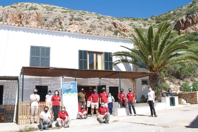 Archivo - Jornada de retirada de residuos en el Parque Nacional de Cabrera, celebrada en noviembre de 2020, en el marco del proyecto Plastic Busters MPAs. Archivo.