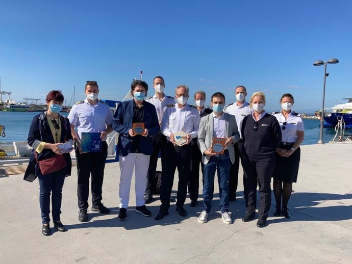 El director general de Puertos de la Generalitat, Pere Vila; el alcalde de Roses, Joan Plana, y la diputada provincial de Girona Montse Mindan en la inauguración de la temporada del Puerto de Roses