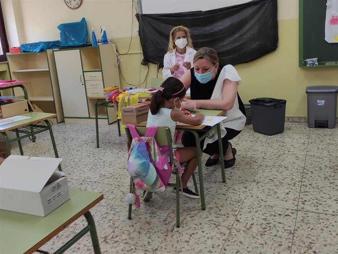 Archivo - La consejera de Familia en su visita al programa Conciliamos en Salamanca