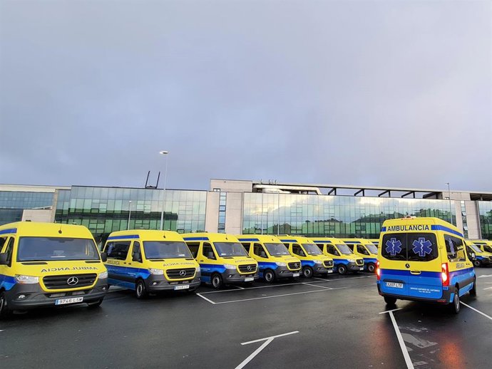 Archivo - Ambulancias del área sanitaria de Santiago y Barbanza