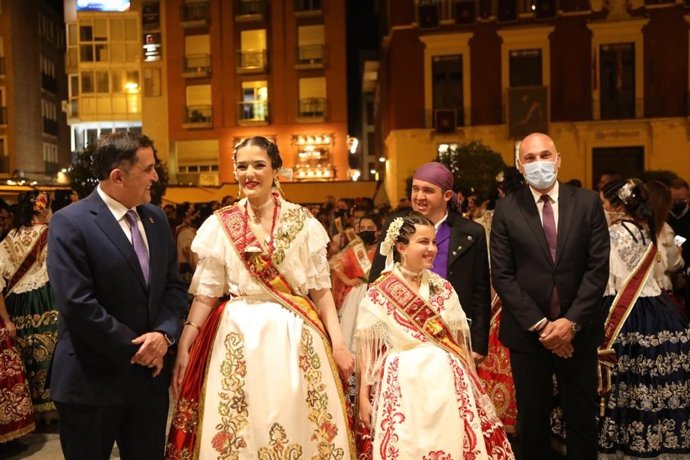 Las reinas de la huerta junto al alcalde José Antonio Serrano momentos antes del pregón de Tomás García