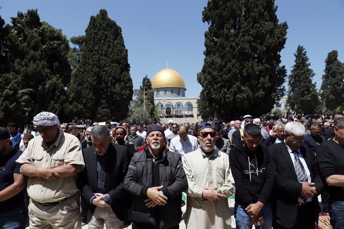 15 April 2022, Israel, Jerusalem: Palestinian Muslims perform the second Friday prayers of the Muslim's holy fasting month of Ramadan in front of the Dome of the Rock shrine at the Al Aqsa Mosque compound in Jerusalem's Old City. More than 150 people we