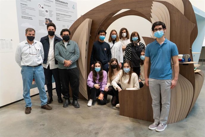 Profesores y estudiantes de la Universidad de Navarra, junto a la maqueta expuesta en el Guggenheim.