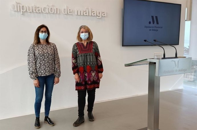 Teresa Sánchez (i) y Maribel González (d), diputadas provinciales de Unidas Podemos por Málaga en la Diputación