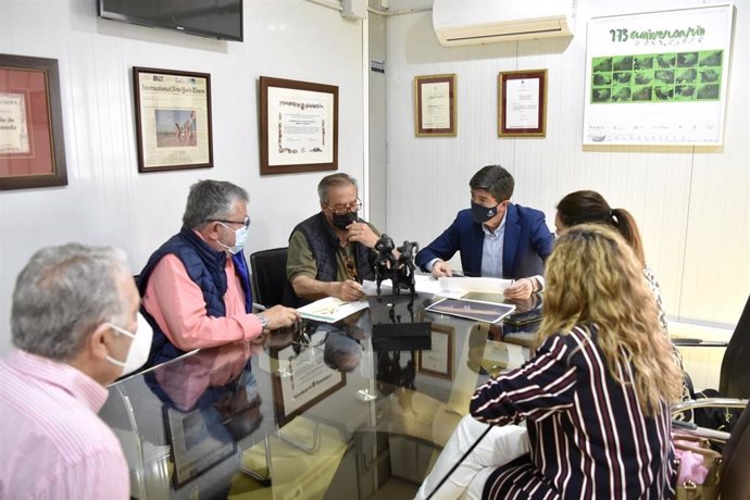 El vicepresidente de la Junta, Juan Marín, este domingo en la reunión que ha mantenido con la Real Sociedad de Carreras de Caballos de Sanlúcar de Barrameda (Cádiz).