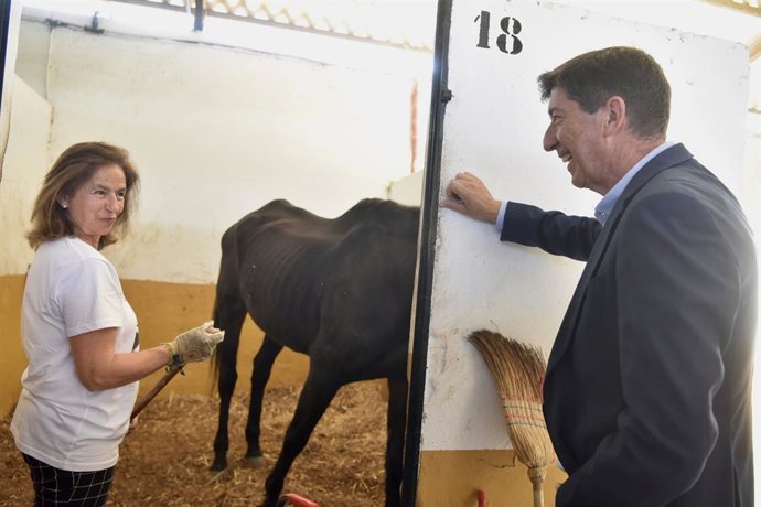 El vicepresidente de la Junta de Andalucía, Juan Marín, este domingo en su visita a la Real Sociedad de Carreras de Caballos de Sanlúcar de Barrameda (Cádiz).