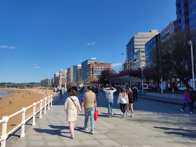 Paseo de la playa de San Lorenzo, Gijón.