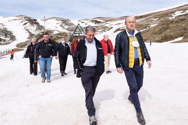 El presidente de Cantabria, Miguel Ángel Revilla, y el consejero de Turismo, Javier López Marcano, visitan la estación de esquí de Alto Campoo en el último día de temporada.