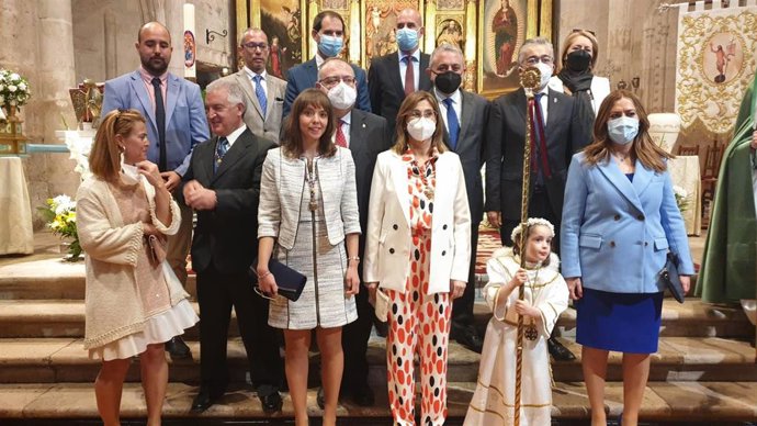 Barcones posa en la imagen con los participantes en la organización de la Bajada del Ángel de Aranda de Duero (Burgos)