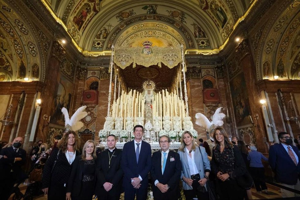El vicepresidente de la Junta y consejero, Juan Marín, en su visita a la Basílica de la Macarena en Sevilla.