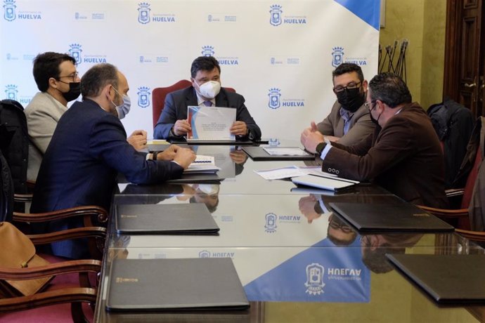 El alcalde de Huelva, Gabriel Cruz, en el encuentro con la empresa Clear Channel.