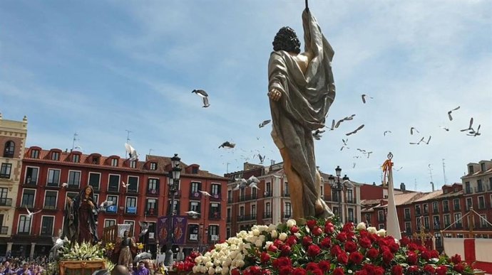 Encuentro de los pasos en la Plaza Mayor de Valladolid con la tradicional suelta de palomas