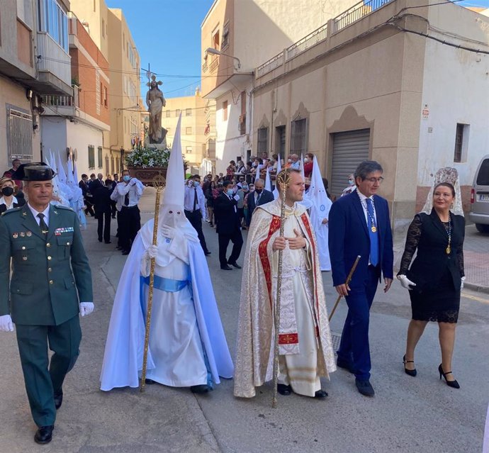 La consejera de Agricultura, Carmen Crespo, este domingo en la procesión del Señor Resucitado en Adra (Almería).