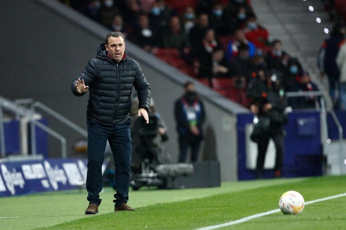 Archivo - Sergio Gonzalez, coach of Cadiz, gestures during the spanish league, La Liga Santander, football match played between Atletico de Madrid and Cadiz CF at Wanda Metropolitano stadium on March 11, 2022, in Madrid, Spain.