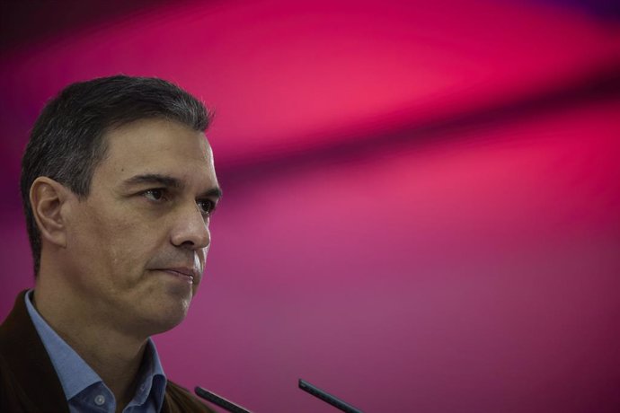 El presidente del Gobierno, Pedro Sánchez, interviene en un acto del PSOE en el Espacio Rastro de Madrid, a 9 de abril de 2022, en Madrid (España). El partido socialista nacional y el regional quieren poner de manifiesto su unidad en la que ha sido la s