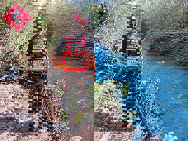 Bomberos tratan de localizar el cuerpo de un hombre ahogado en el río Algar en Bolulla