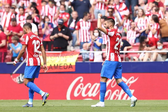 Yannick Carrasco celebra uno de sus goles en el Atlético-Espanyol
