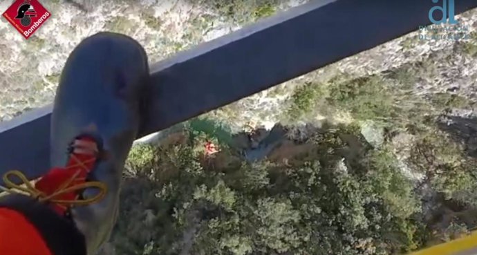 Rescatado un joven tras caer por un barranco y romperse la tibia y el peroné en Abdet