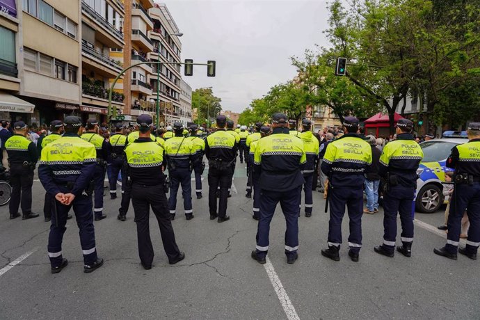 Archivo - Policía Local en la Semana Santa de Sevilla, en una imagen de archivo