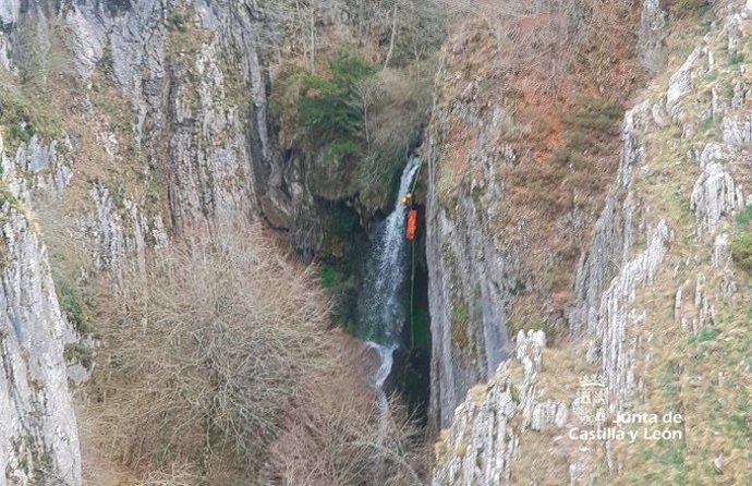 Imagen de un momento del rescate en las cuevas del Valporquero, tomada desde el helicóptero del Grupo de Rescate de  Protección Civil