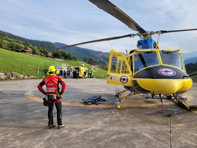 El helicóptero del Gobierno de Cantabria efectúa un traslado sanitario.