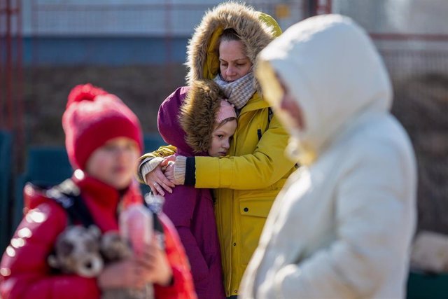 Archivo - Una mujer abraza a su hijo mientras los refugiados de Ucrania esperan a ser llevados al Centro de Registro Humanitario de Frydek-Mistek, cerca de las fronteras polacas.
