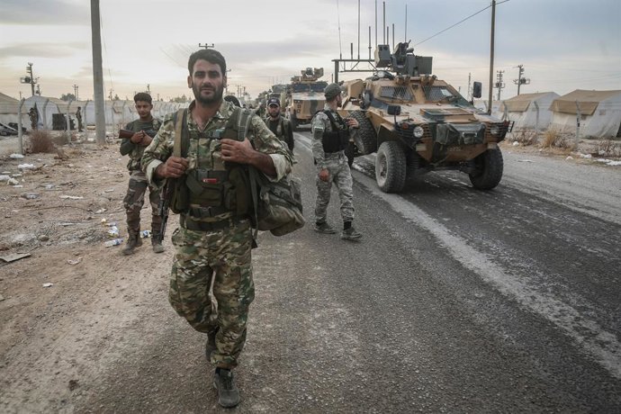 Archivo - 11 October 2019, Turkey, Akcakale: Soldiers and military vehicles are deployed at a staging area for the Turkish Armed Forces and the Turkish-backed Syrian National Army in the Turkish town of Akcakale along the border with the Syrian town of 