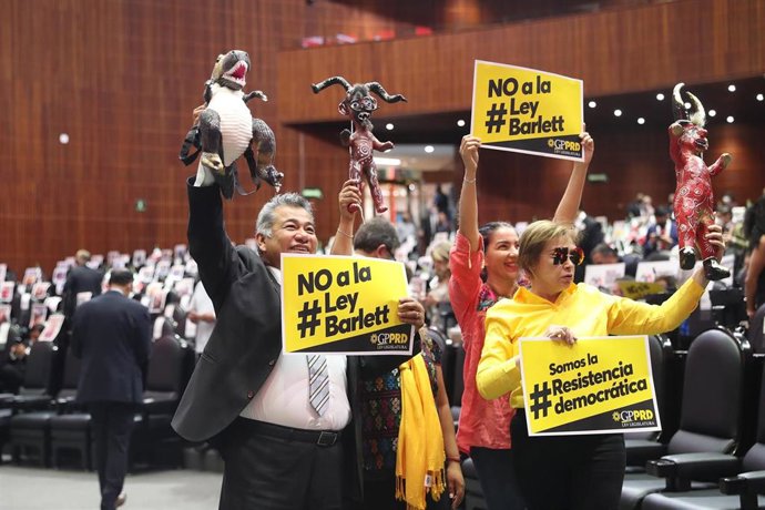 Diputados de la oposición mexicana celebran que no salga adelante la reforma del mercado eléctrico impulsada por López Obrador.