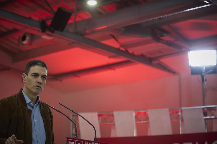 El presidente del Gobierno, Pedro Sánchez, interviene en un acto del PSOE en el Espacio Rastro de Madrid, a 9 de abril de 2022, en Madrid (España). El partido socialista nacional y el regional quieren poner de manifiesto su unidad en la que ha sido la s