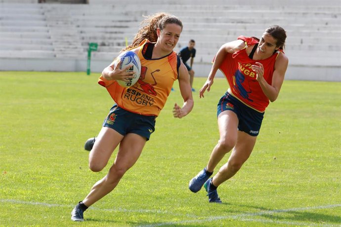 Archivo - Entrenamiento de las jugadoras de la 'Selección Nacional Femenina de Rugby 7' en el Estadio de Rugby de la Universidad Complutense de Madrid.