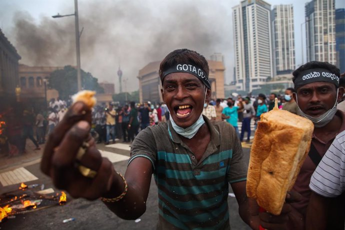 Archivo - 15 March 2022, Sri Lanka, Colombo: A supporter of Sri Lanka's main opposition displays a loaf of bread to highlight the rising food prices during a protest against the worsening economic crisis that has brought fuel shortages and spiralling fo