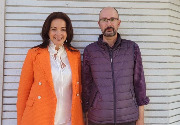 La coordinadora de Cs en Huelva y delegada territorial de Turismo, María Ángeles Muriel, junto al representante de Cs en Bonares, Juan Bautista Bot.