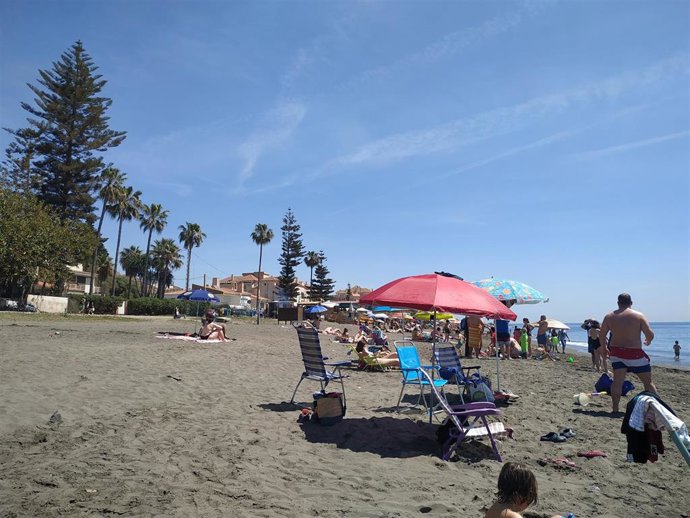 Playa de Rincón de la Victoria (Málaga) con gran afluencia de personas este Domingo de Resurrección 17 de abril de 2022
