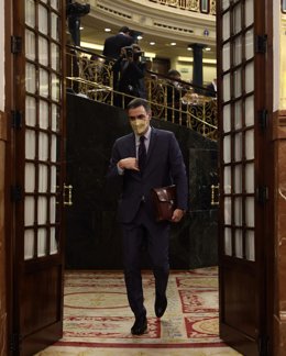 El presidente del Gobierno, Pedro Sánchez, a su salida de una sesión plenaria, en el Congreso de los Diputados