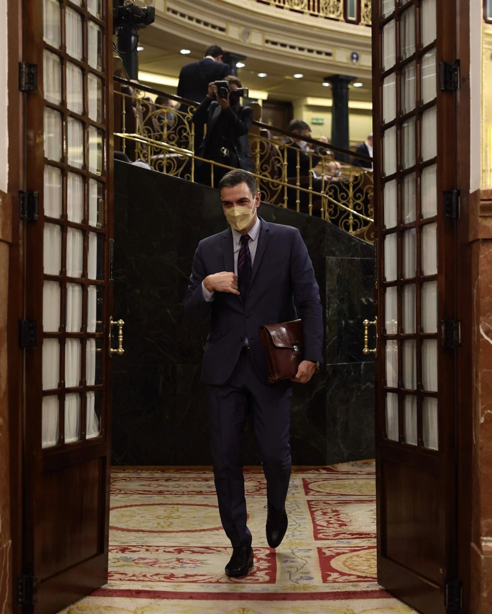 El presidente del Gobierno, Pedro Sánchez, a su salida de una sesión plenaria, en el Congreso de los Diputados
