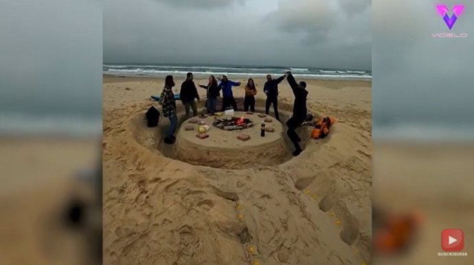 El novio le construyó una mesa de arena para celebrar sus cumpleaños