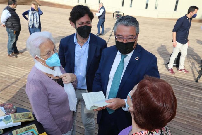 El presidente de la Diputación, Francisco Salado, junto al diputado provincial de Mayores, Francisco José Martín, junto a dos mujeres durante la presentación de la biblioteca itinerante por la provincia de Málaga