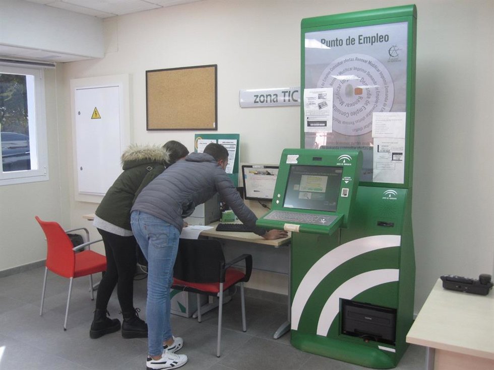 Archivo - Dos usuarios en un punto de empleo del SAE, en una imagen de archivo.