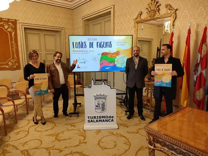 Presentación del Festival Lunes de Aguas en Salamanca con la presencia del concejal de Turismo, Fernando Castaño, segundo por la izquierda, que apunta a la pantalla, junto a otros participantes