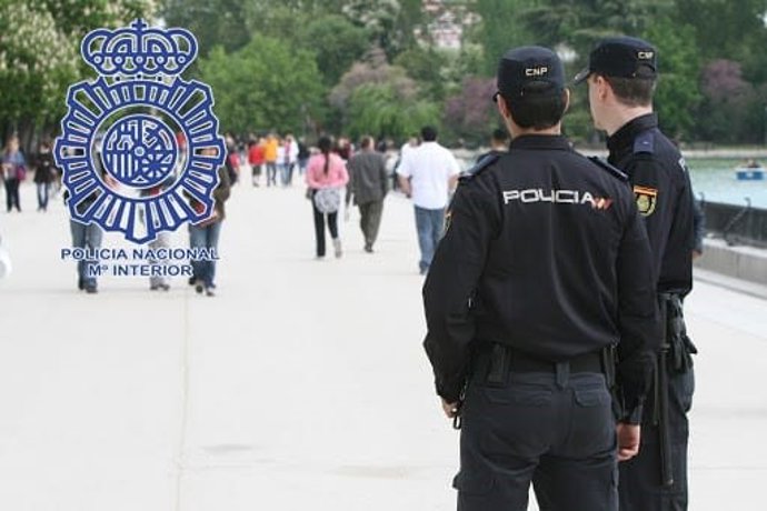 Archivo - Dos agentes de la Policía Nacional de patrulla.