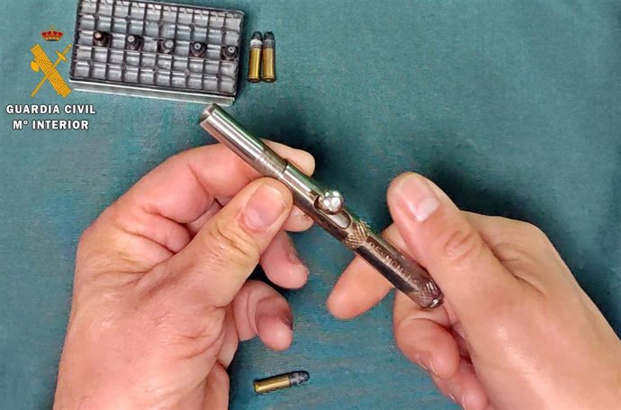 Archivo - Imagen de archivo de un bolígrafo-pistola