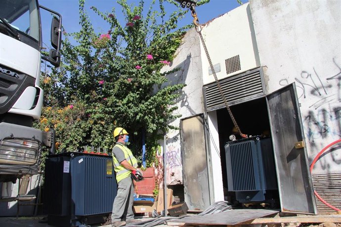 Archivo - Un operario cambia un transformador de Endesa en el Polígono Sur tras el incendio de la máquina, en foto de archivo.