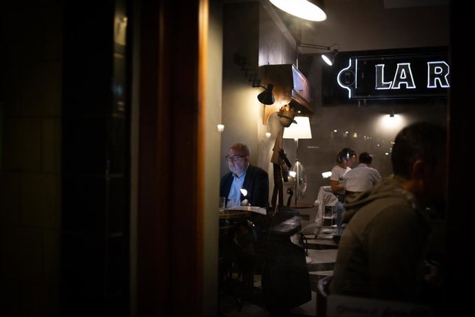 Archivo - Interior de un bar en una calle céntrica de Barcelona, a 14 de octubre de 2021, en Barcelona, Catalunya (España). A partir de este viernes en Cataluña se terminarán las limitaciones de aforo en los equipamientos culturales, el deporte al aire 