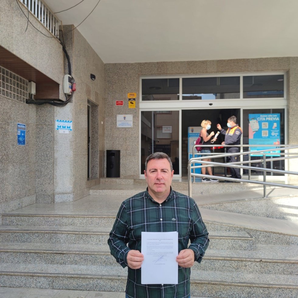 El portavoz de Cs en el Ayuntamiento de Roquetas de Mar (Almería) se pasa al grupo de no adscritos.