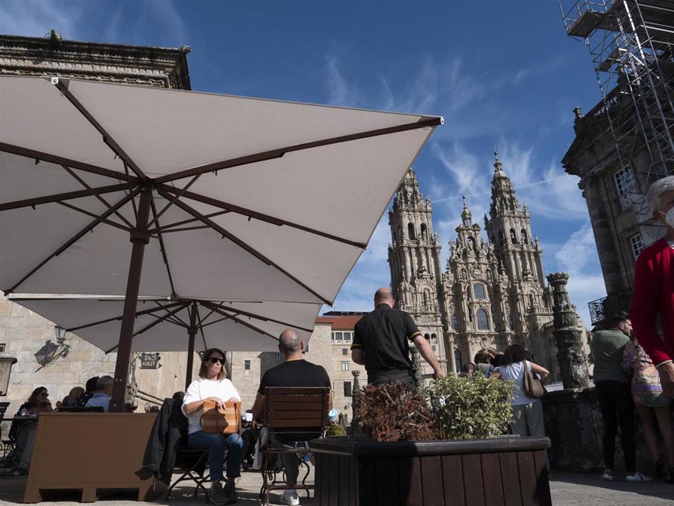 Archivo - La terraza de un bar, en la praza do Obradoiro, en Santiago de Compostela
