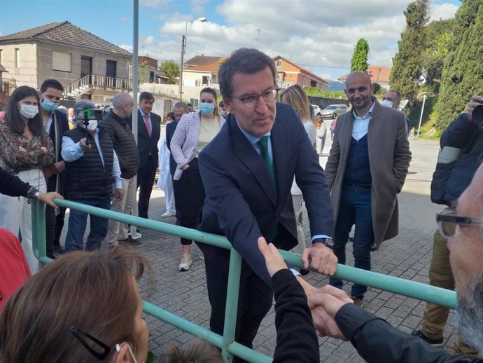 El líder del PP y presidente de la Xunta de Galicia, Alberto Núñez Feijóo, visita un centro de salud en O Porriño (Pontevedra), donde atiende a los medios de comunicación.
