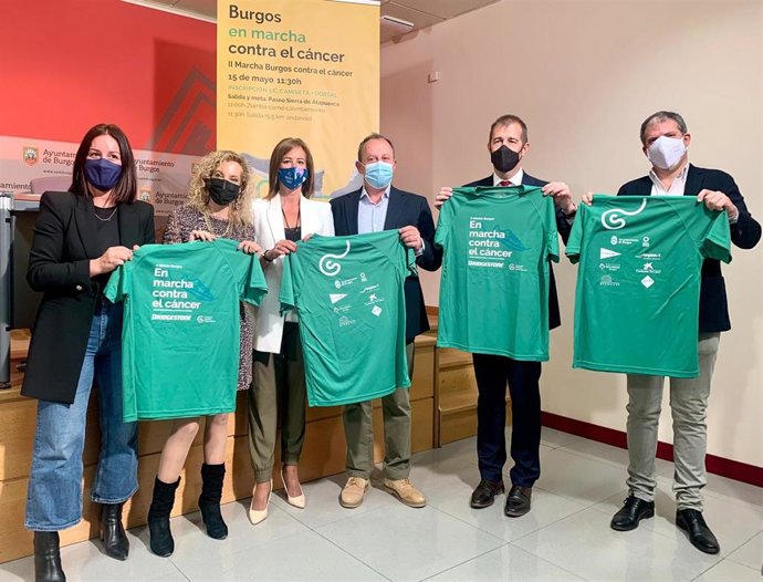 La concejal de Sanidad de Burgos, Blanca Carpintero (2 i), junto a representantes de la AECC.